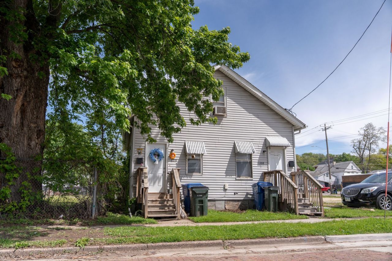 1208 W 5th St, Davenport, IA 52802