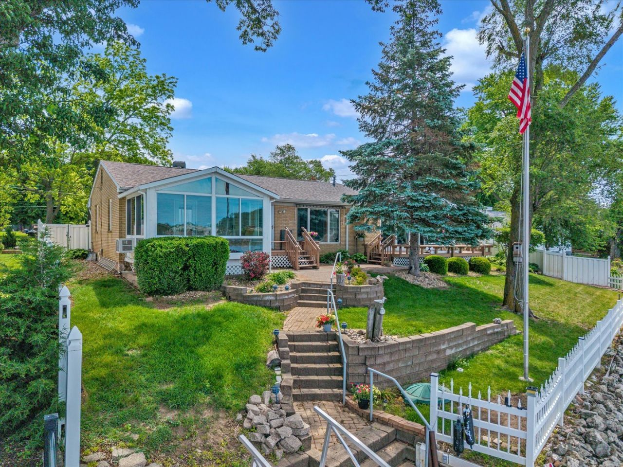 809 N River Drive, Port Byron, IL